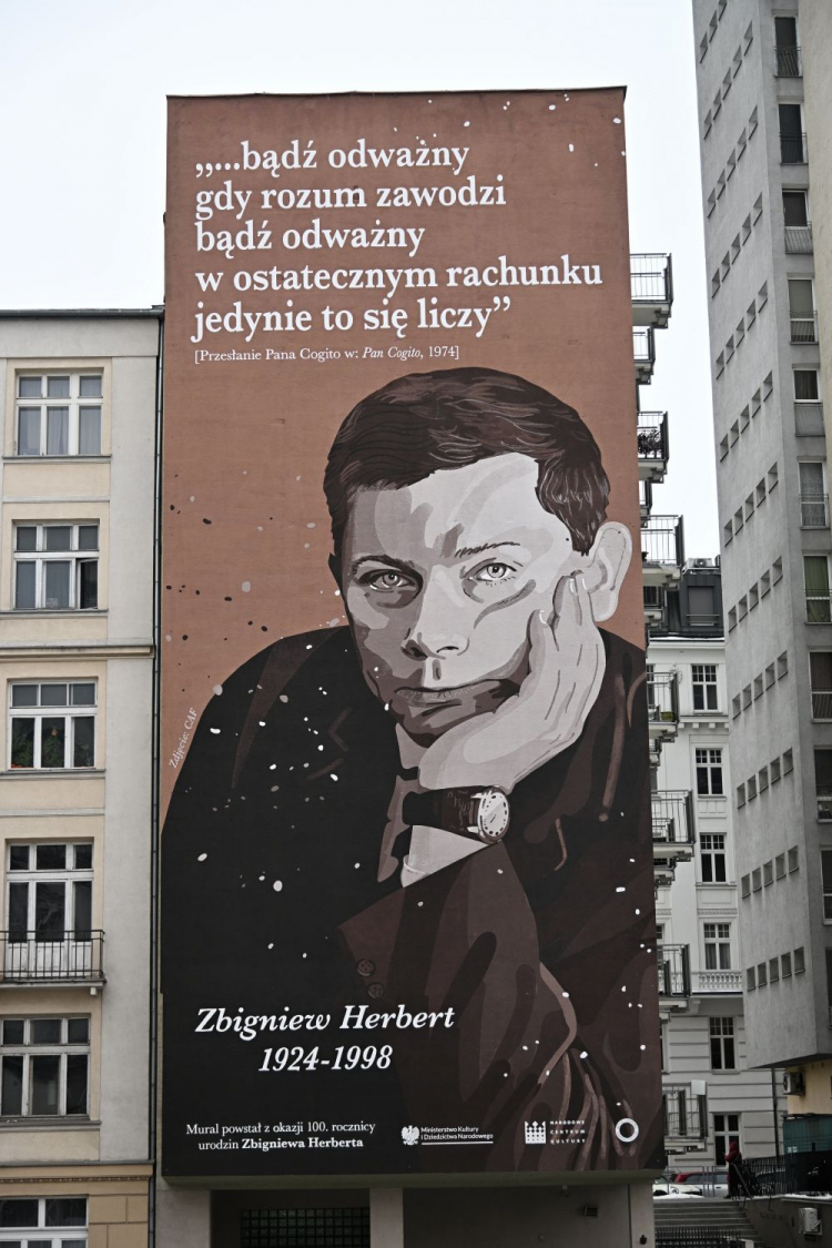 NCK odsłoniło mural upamiętniający 100. rocznicę urodzin Zbigniewa Herberta
