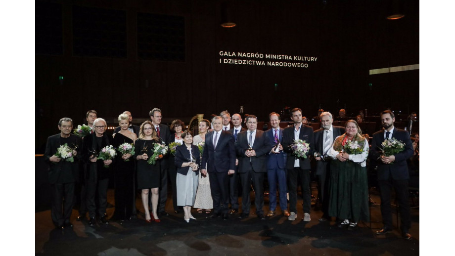 Elżbieta Cherezińska i Bronisław Wildstein z Nagrodami Ministra Kultury i Dziedzictwa Narodowego w kategorii Literatura