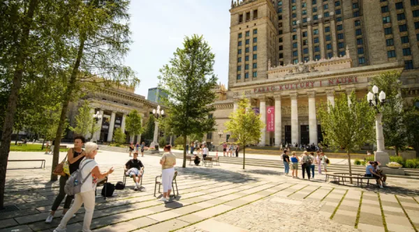 Plac Centralny w Warszawie przed Pałacem Kultury i Nauki — miejsce Jesiennych Targów Książki