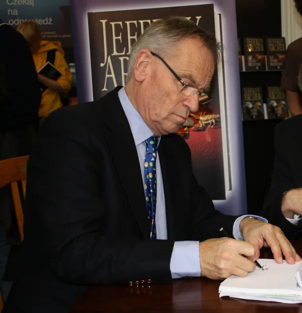Jeffrey Archer podpisuje książki na stoisku Domu Wydawniczego REBIS, fot. materiały prasowe REBIS