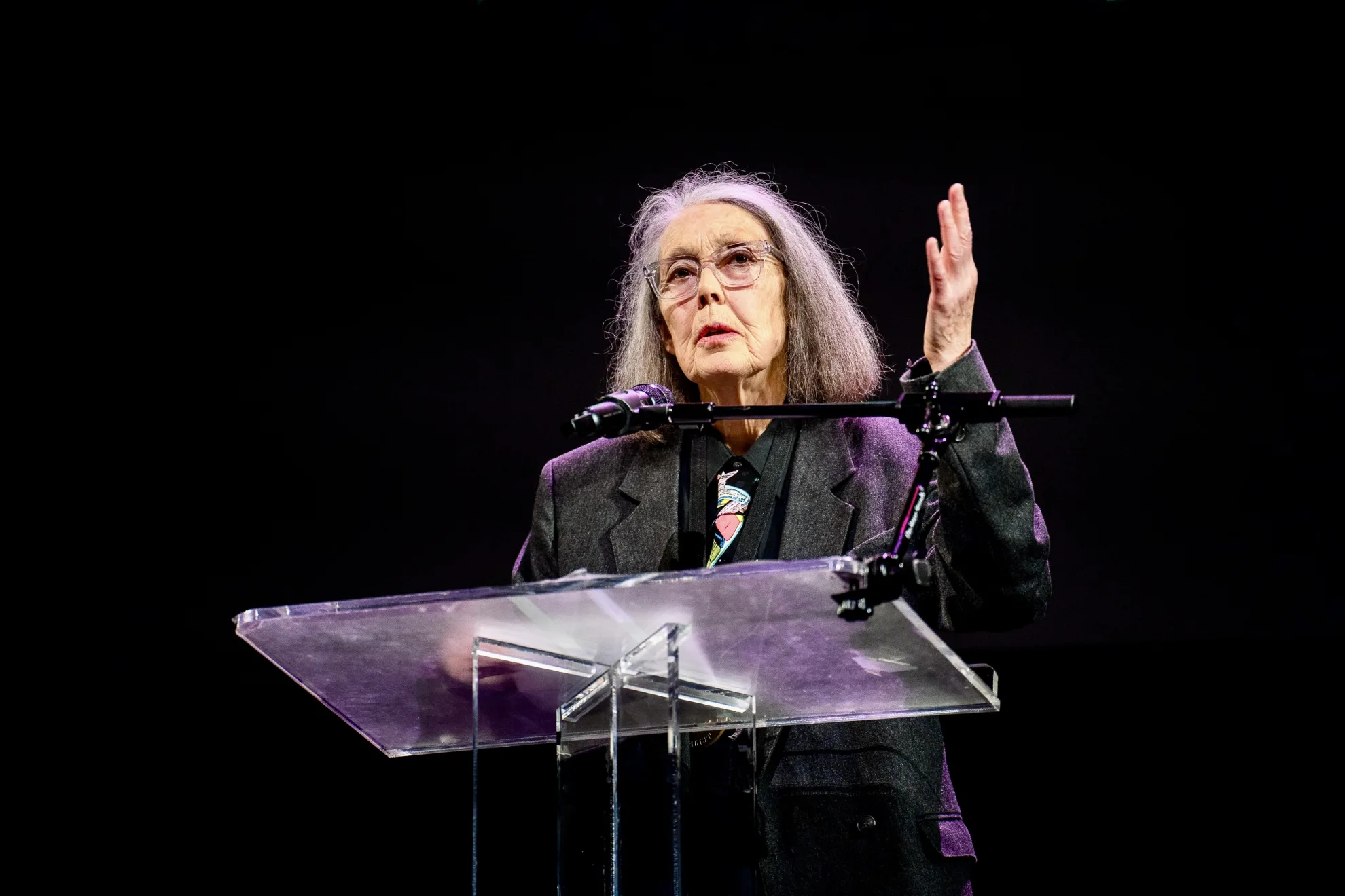 Anne Carson podczas czytania finalistów National Book Awards 2024, fot. Jay Dixit, CC BY-SA 4.0