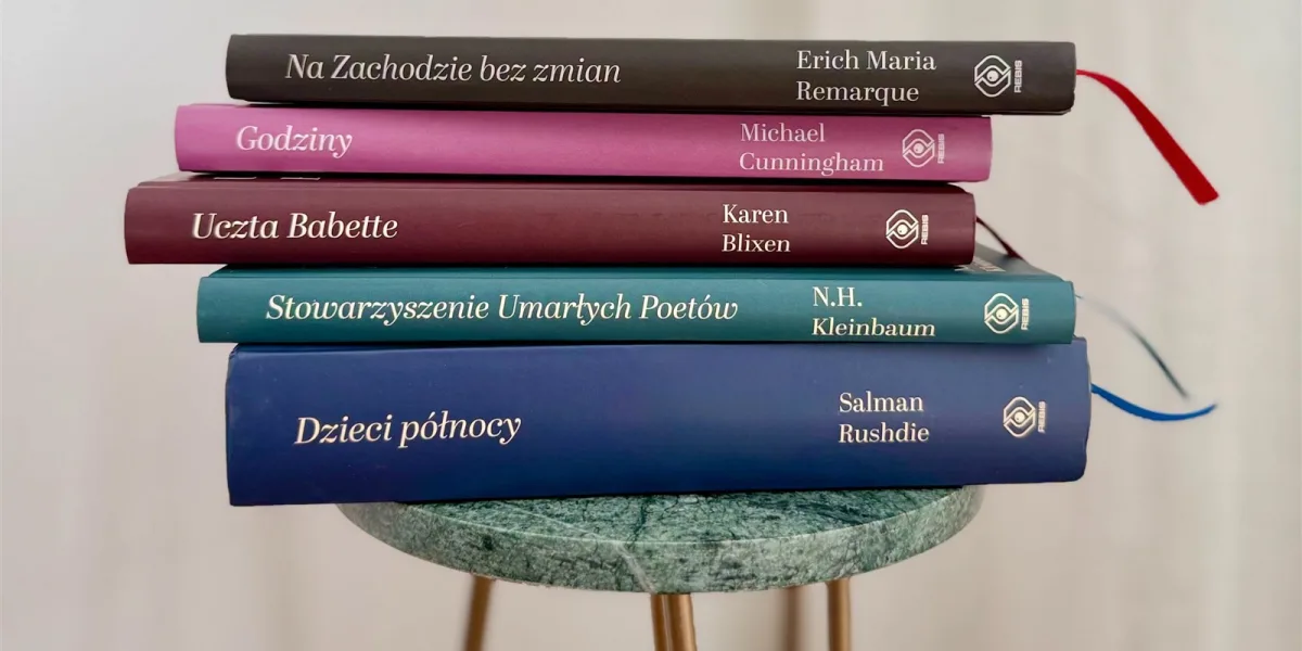 Grzbiety pięciu nowych tomów kolekcji klasyki REBIS-u ułożone w stos, fot. Dom Wydawniczy REBIS