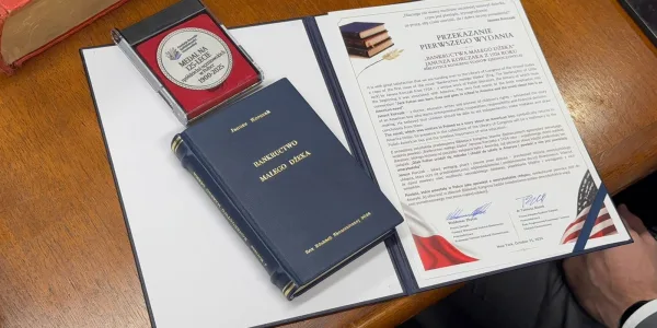 Oprawiony egzemplarz pierwszego wydania „Bankructwa małego Dżeka” Janusza Korczaka i dokument przekazania Bibliotece Kongresu USA, fot. materiały prasowe KCEE