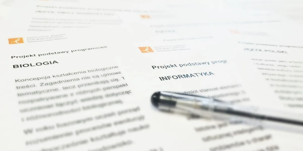 Wydruki projektów podstaw programowych z biologii, informatyki i języka polskiego, grafika: Instytut Badań Edukacyjnych