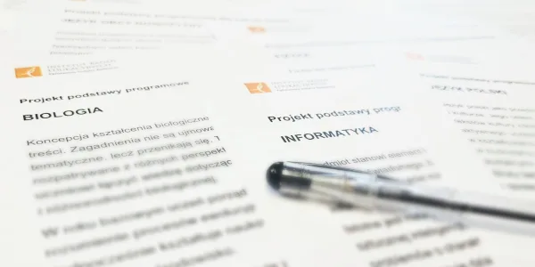 Wydruki projektów podstaw programowych z biologii, informatyki i języka polskiego, grafika: Instytut Badań Edukacyjnych